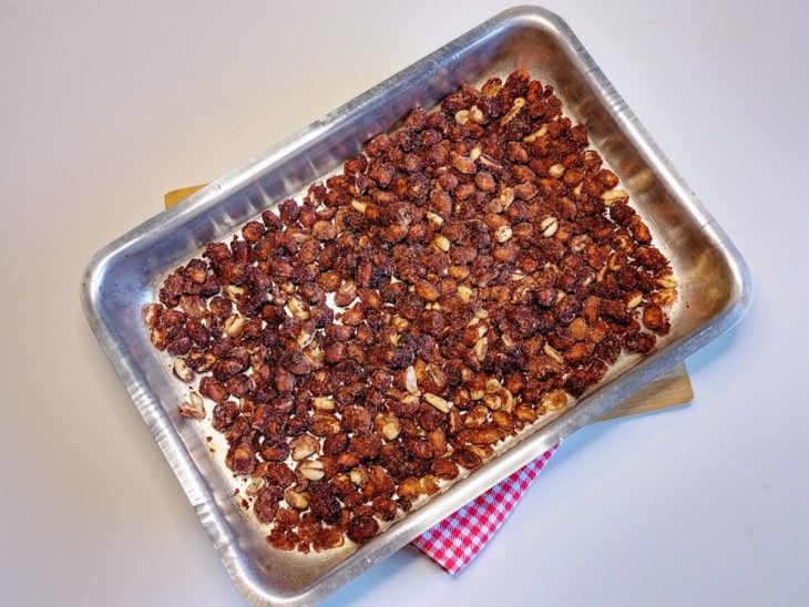 Uma forma com amendoins praliné resfriando.