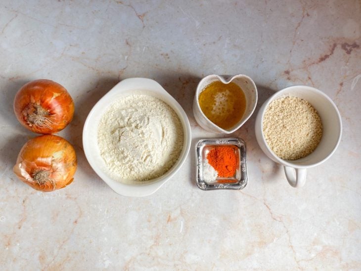 Ingredientes para a receita de anéis de cebola.