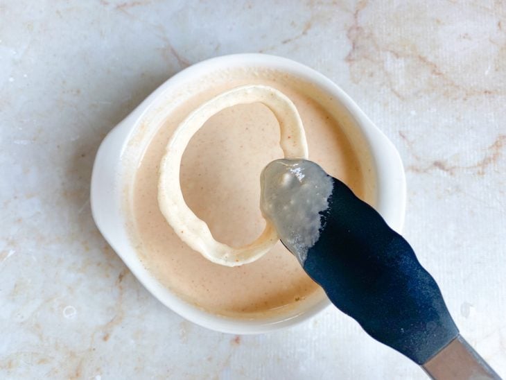 Anel de cebola embalsamado com mistura do recipiente.