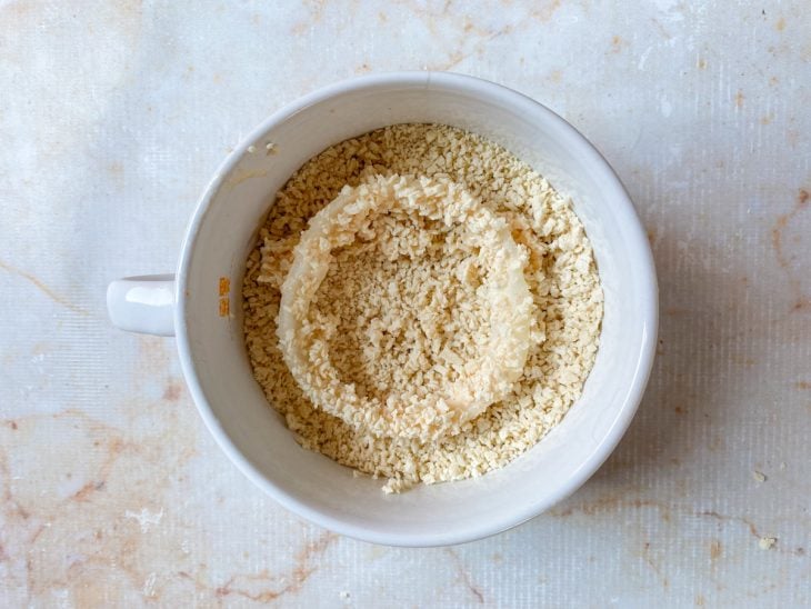 Anel de cebola empanado na farinha panko.