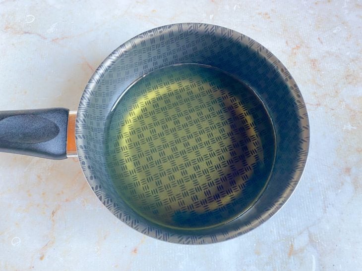 Panela com óleo para fritar.