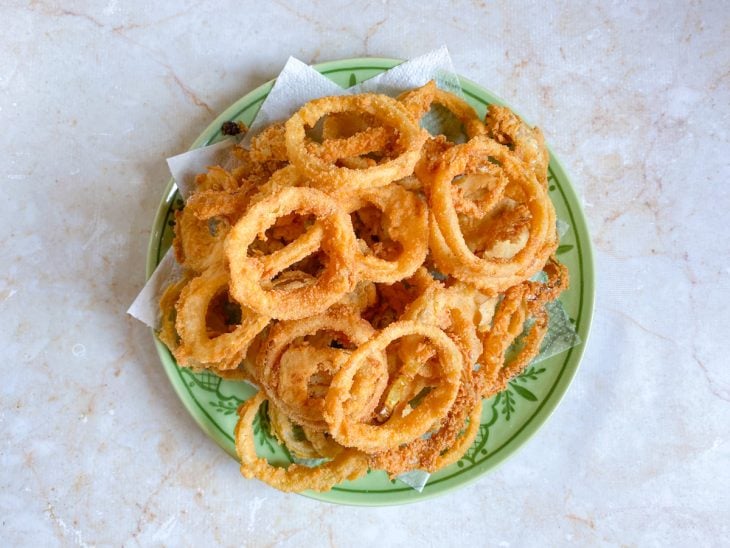 Anéis de cebola fritos.