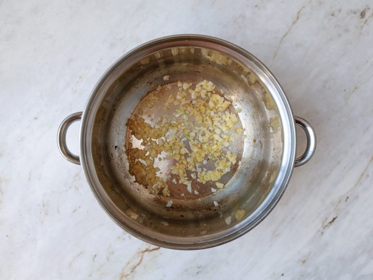 Cebola refogada na manteiga.