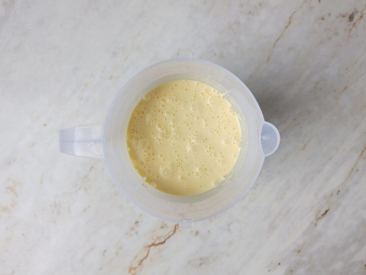 Ingredientes batidos no liquidificador.