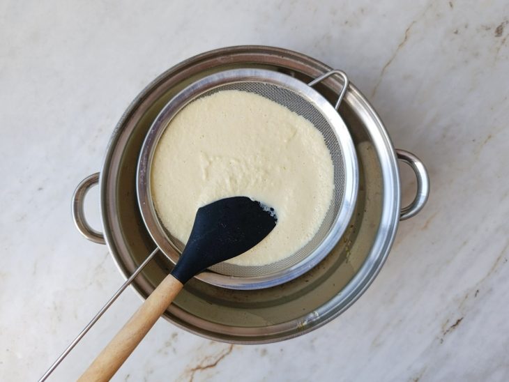 Mistura numa peneira.