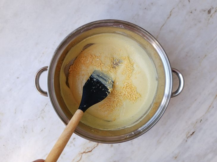 Queijo ralado adicionado na mistura.