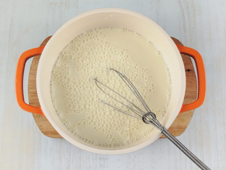Mistura de fubá, açúcar, sal e leite na panela.