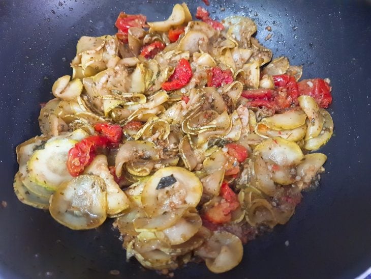 Panela com a mistura dos ingredientes do antepasto.