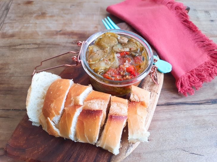 Fatias de pão e um potinho com antepasto de abobrinha fácil.