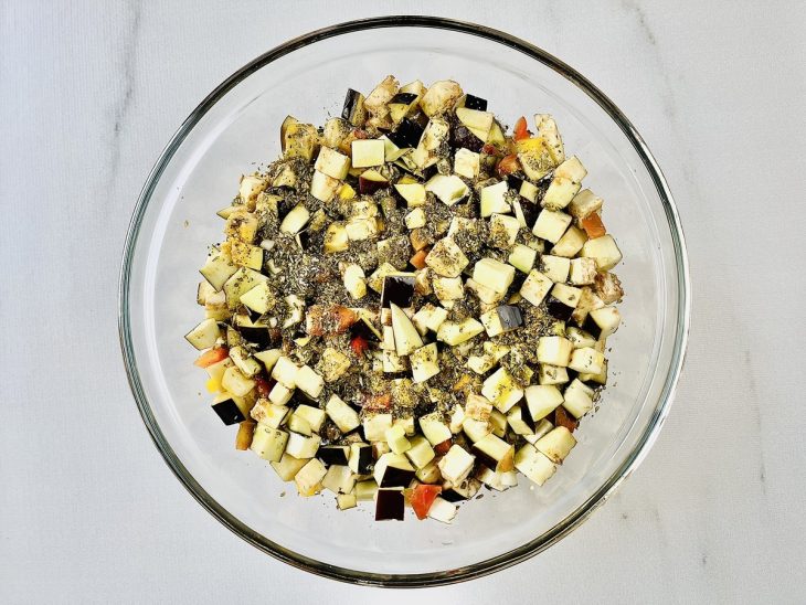 Na tigela com os ingredientes picados, o orégano é adicionado.