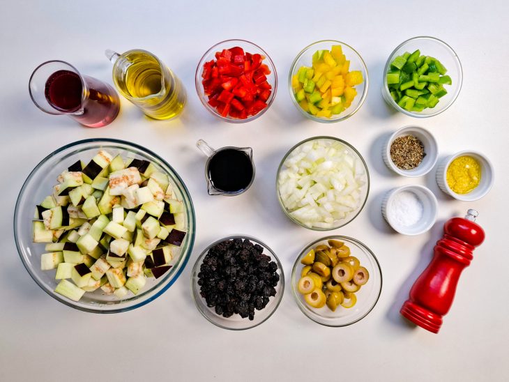 Ingredientes reunidos na bancada.