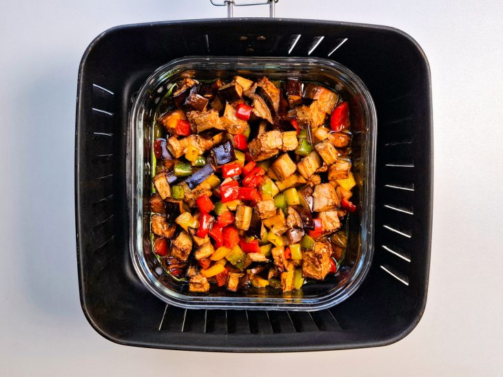 Berinjela e os pimentões após os primeiros minutos na airfryer.