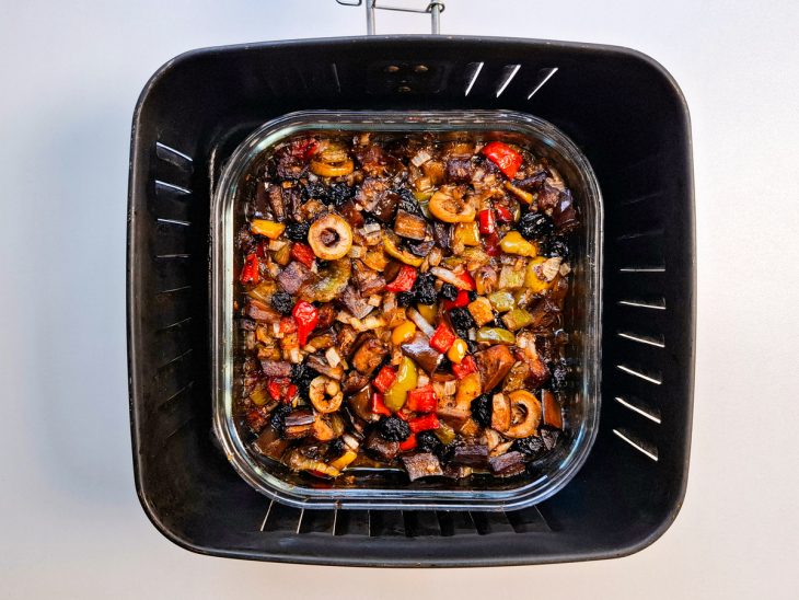 No refratário, após o tempo na air fryer, o antepasto pronto.