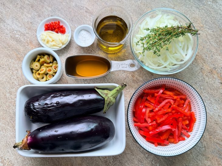 Ingredientes separados sobre a bancada.