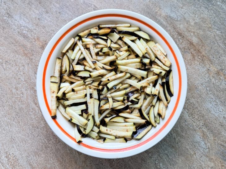 Beringela de molho na tigela.