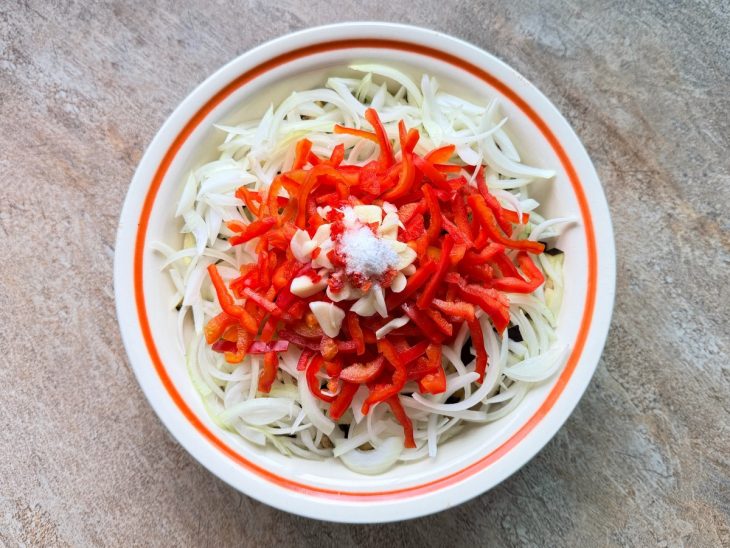 Ingredientes misturados na tigela.