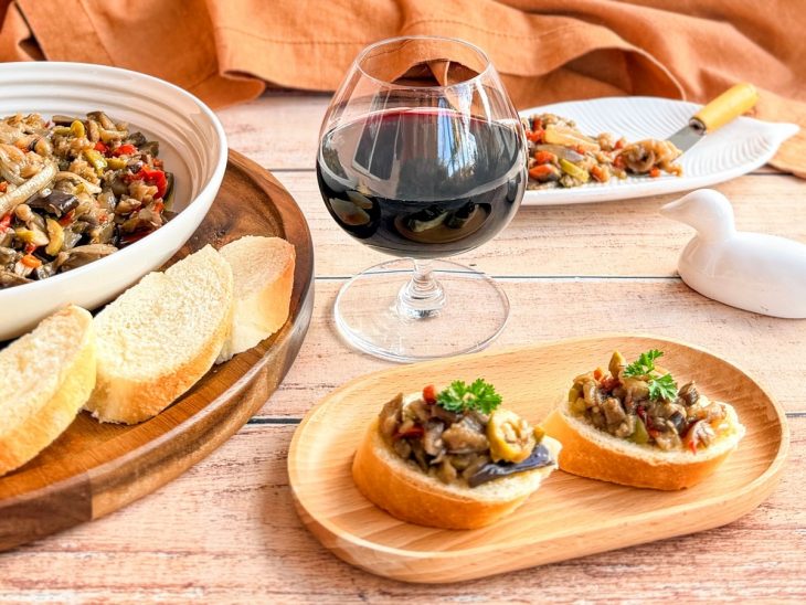 Antepasto de berinjela no forno servido.