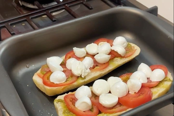 Toast caprese