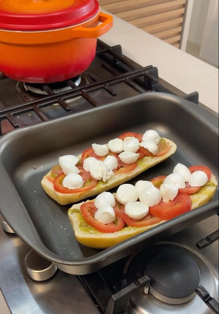 Toast caprese