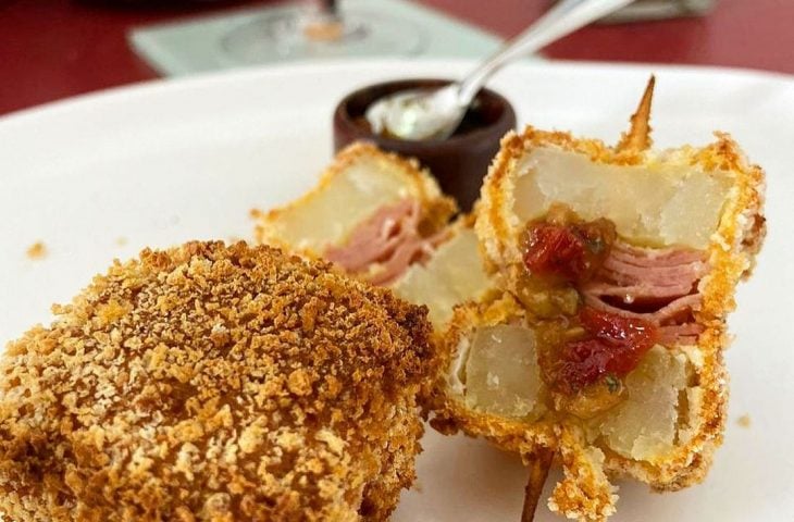 Aperitivo de batata recheada à milanesa