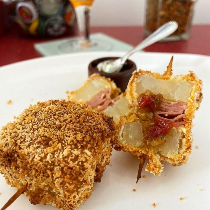 Aperitivo de batata recheada à milanesa