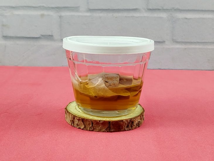 Chá infusionado em água quente.