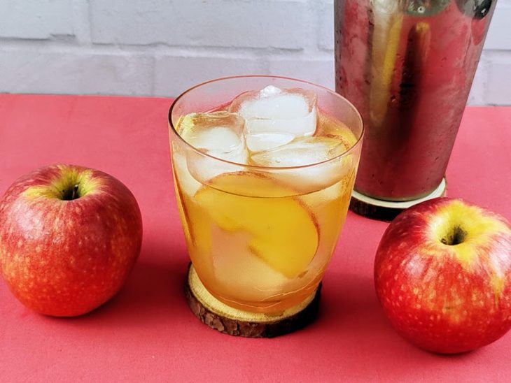 Applejack com chá de maçã pronto para consumo.