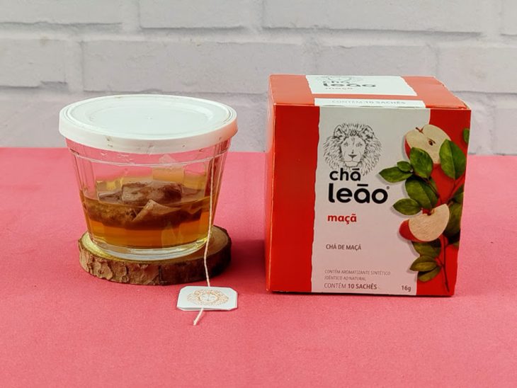 Chá infusionado em água quente.