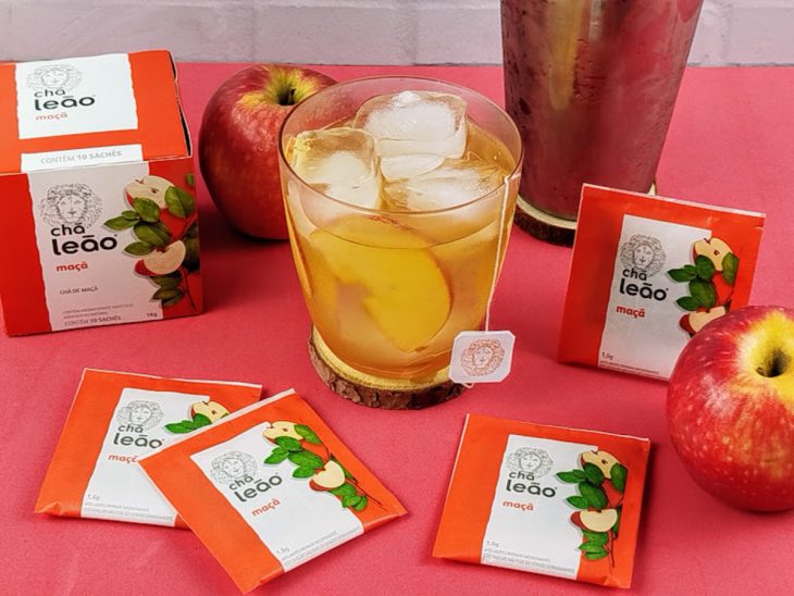 Applejack com chá de maçã pronto para consumo.