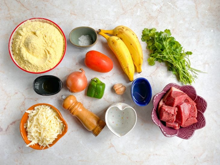Ingredientes para a receita reunidos em uma superfície.