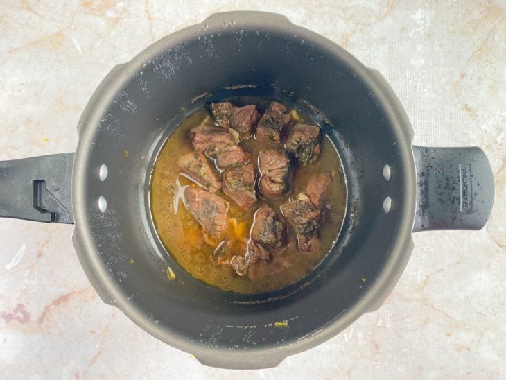 Carne cozida na panela de pressão.