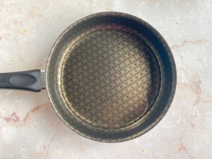 Frigideira com óleo.