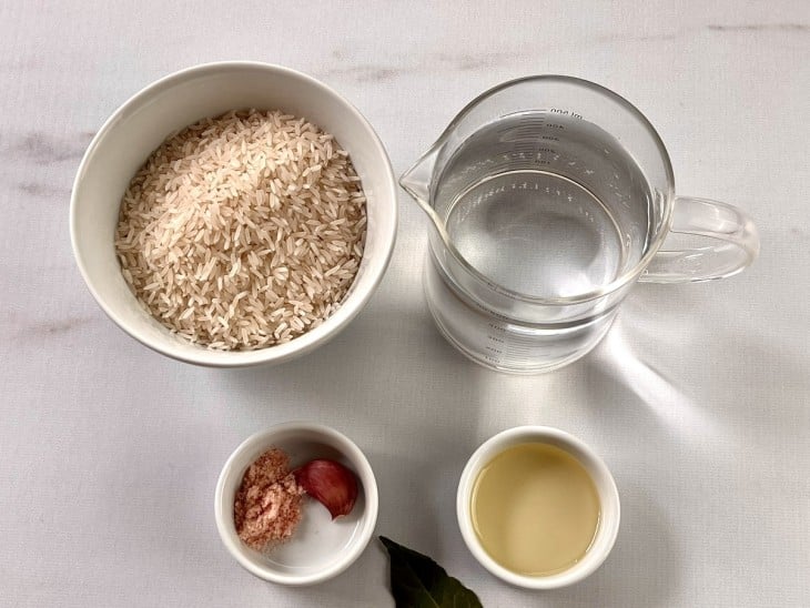 Ingredientes do arroz reunidos na bancada.