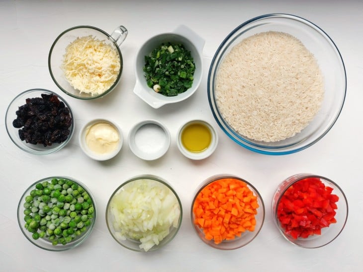 Todos os ingredientes do arroz à grega reunidos.