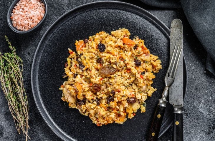 Arroz à grega com linguiça e bacon