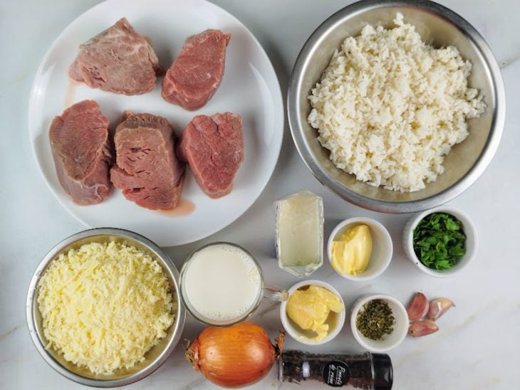 Ingredientes para a receita reunidos em uma bancada.