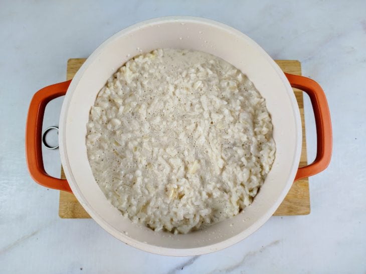 Arroz cozido adicionado na panela.