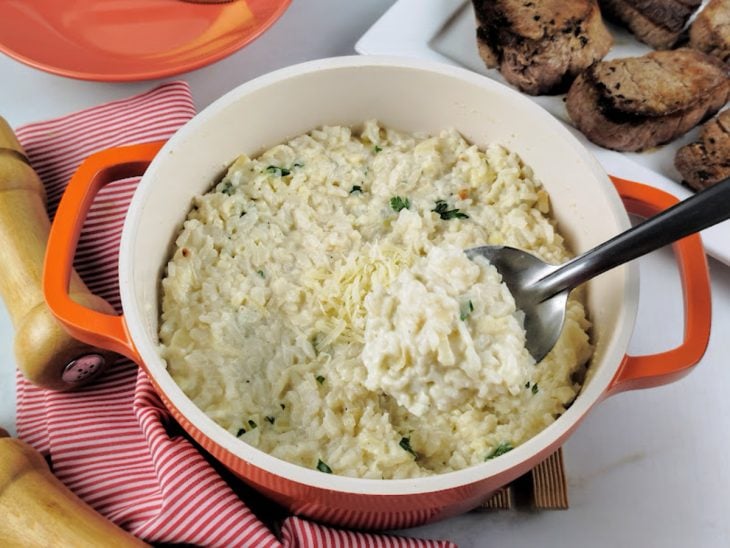 Arroz à piamontese com carne pronto para consumo.