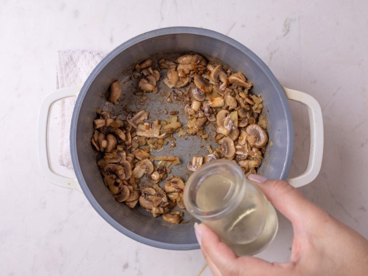 Vinho adicionado na panela com o refogado de cogumelos.
