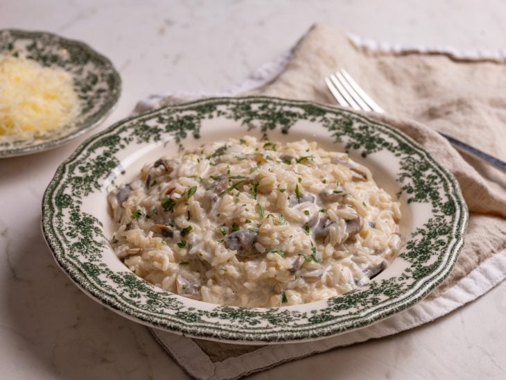 Um prato com arroz a piamontese fácil e rápido.
