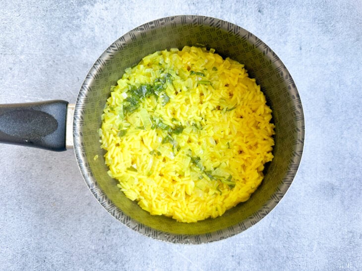 Arroz cozinhando na panela.