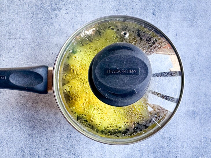 Fogo desligado com a panela totalmente tampada para o descanso final do arroz.