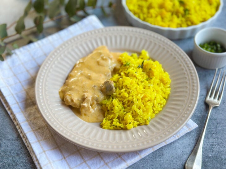 Arroz amarelo servido.