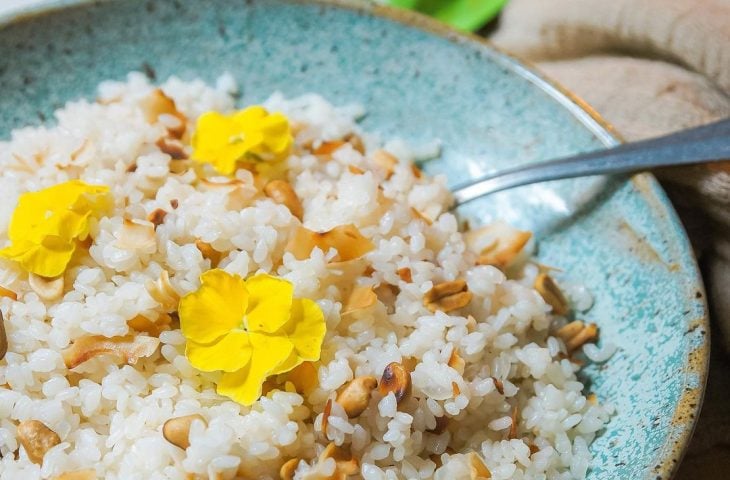 Arroz aromático de coco com amendoim