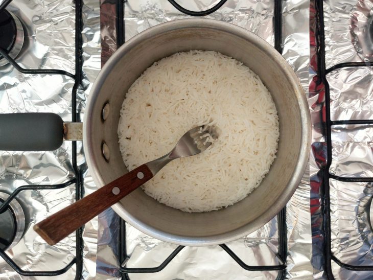 Uma panela contendo arroz basmati.