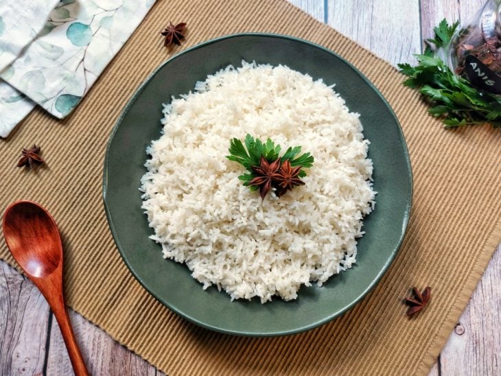 Um prato contendo arroz basmati.