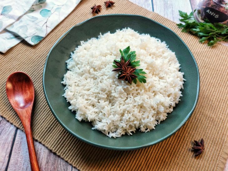 Um prato contendo arroz basmati.