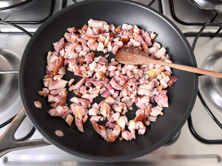 Frigideira com bacon em cubos.