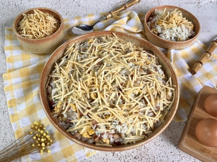 Arroz biro biro finalizado com batata palha.