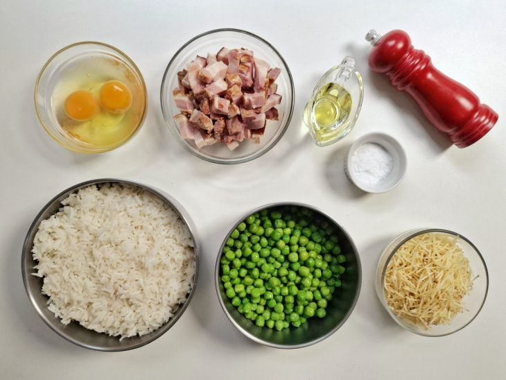 Ingredientes reunidos em uma bancada.